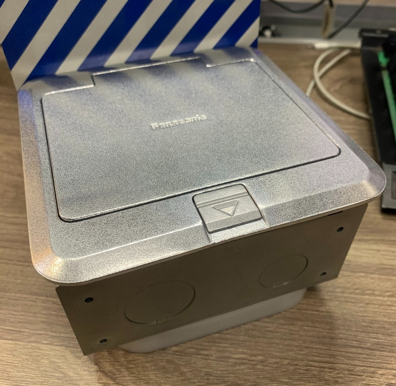 Ổ cắm điện đôi 3 chấu âm sàn Panasonic DUF1200LTK-1